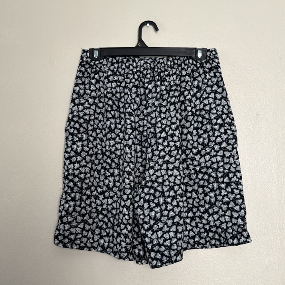 Vintage Honors Apparel Black and White Long shorts with Floral Print medium - Picture 4 of 10